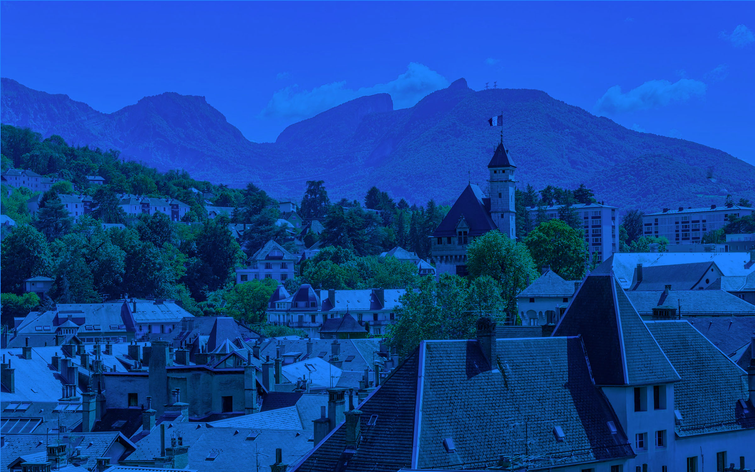 Vue de Chambéry avec le château et les montagnes de Savoie en arrière-plan