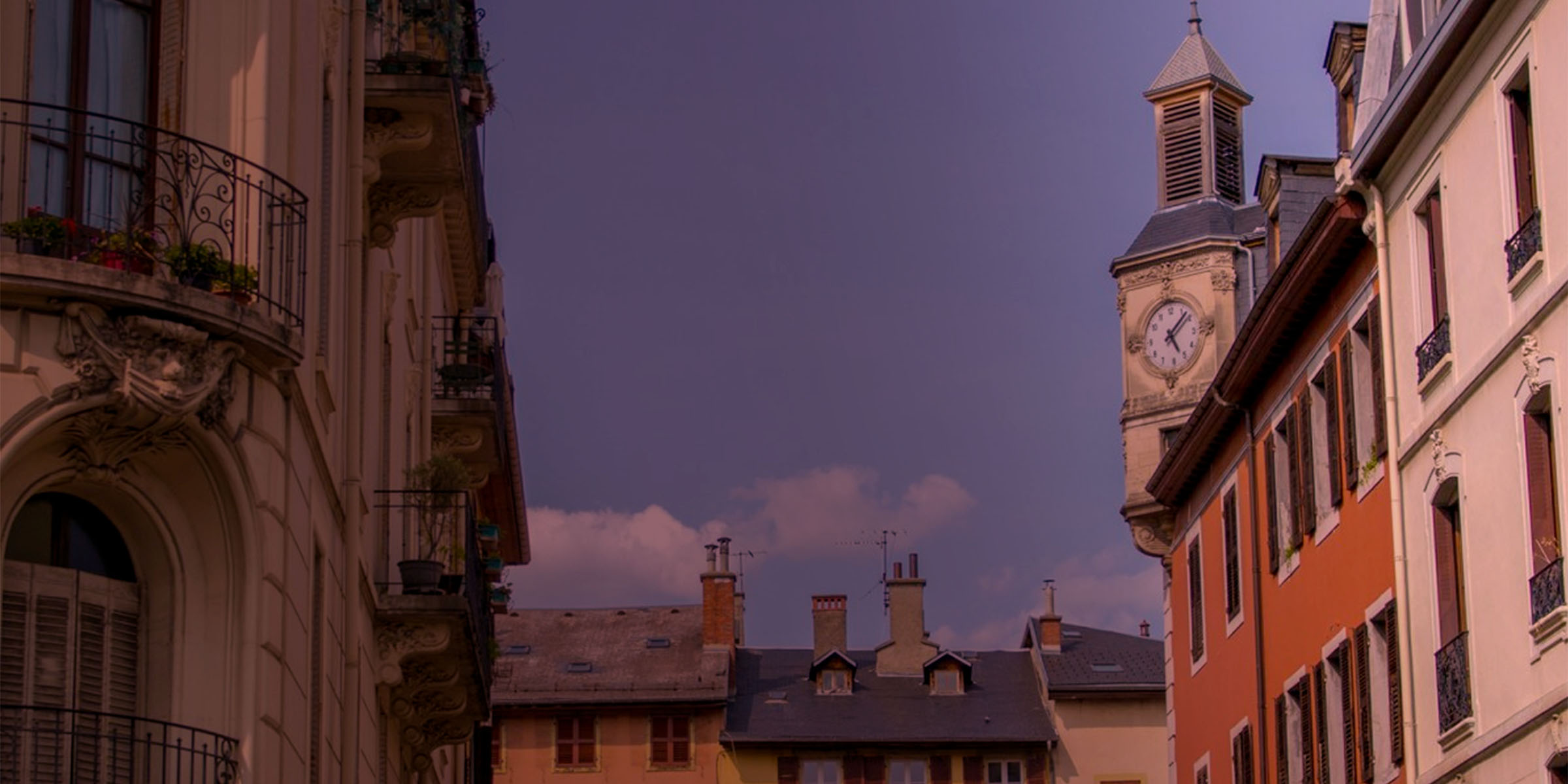 Rue commerçante animée dans le centre historique de Chambéry